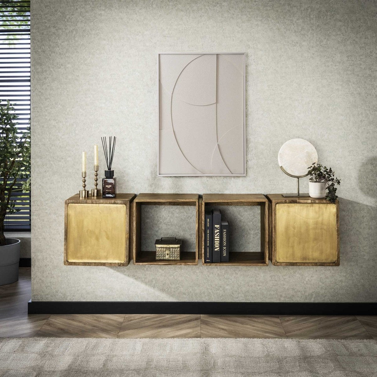 Wandsideboard aus Mangoholz mit Messingfront