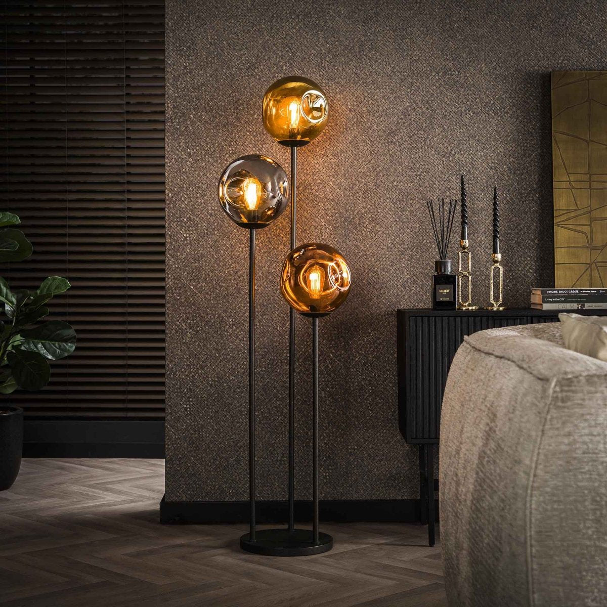 3-flammige Stehleuchte aus Metall mit abnehmbaren Glasschirmen in Gold, Kupfer und Chrom – Modernes Design für stilvolle Akzente 0