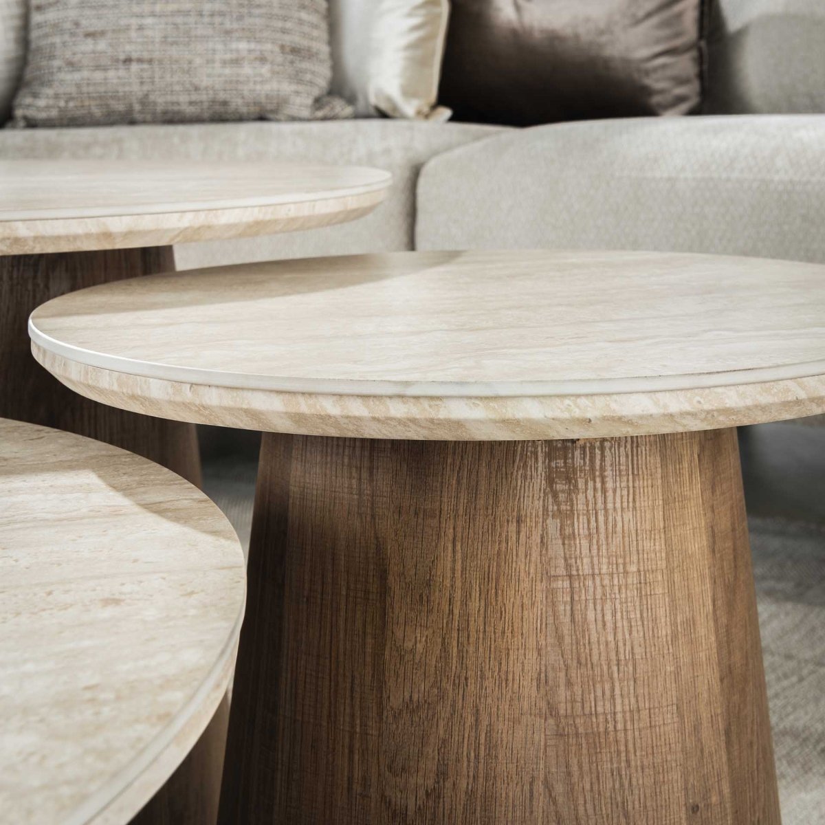 Runder Couchtisch-Set 3-teilig 80 x 80 cm aus Holz mit Keramikplatte in Travertin-Optik – Stabiler Wohnzimmertisch 2
