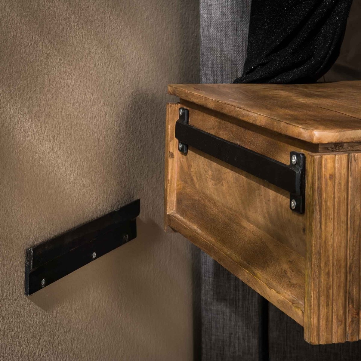 Schwimmender Nachttisch 1 Schublade aus massivem Mangoholz – Minimalistisch für modernes Schlafzimmer 4