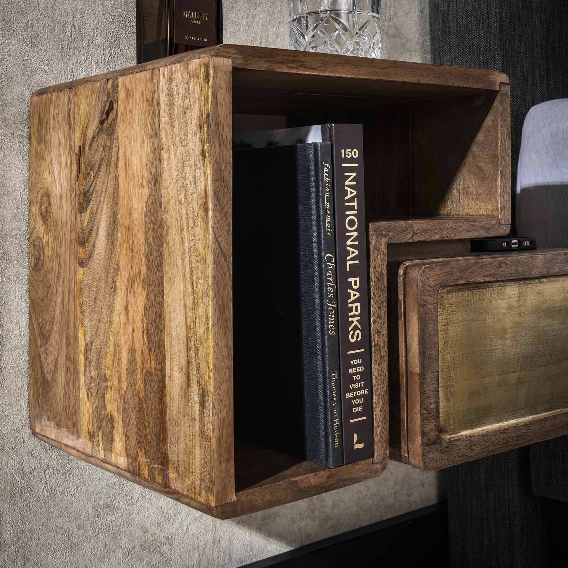 Wand-Nachtkastchen Set aus massivem Mangoholz mit Messingverkleidung – 42 x 30 x 30 cm, Schublade und offenes Fach 2