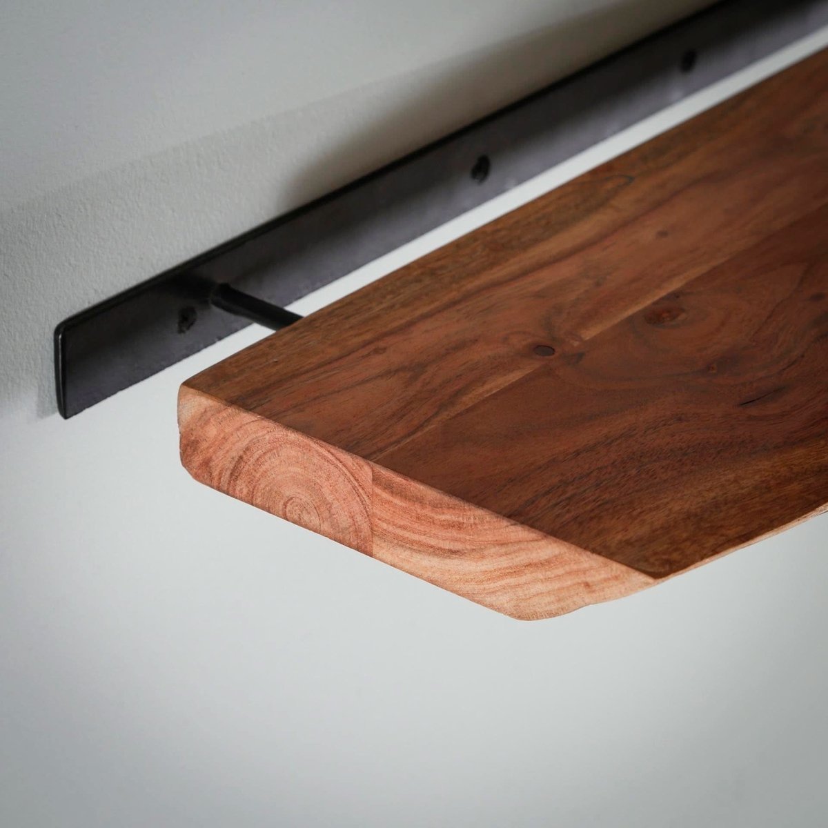 Wandregal 60 cm aus Massivholz – Rustikales Regal mit Baumstammform für Bücher und Dekoration 3