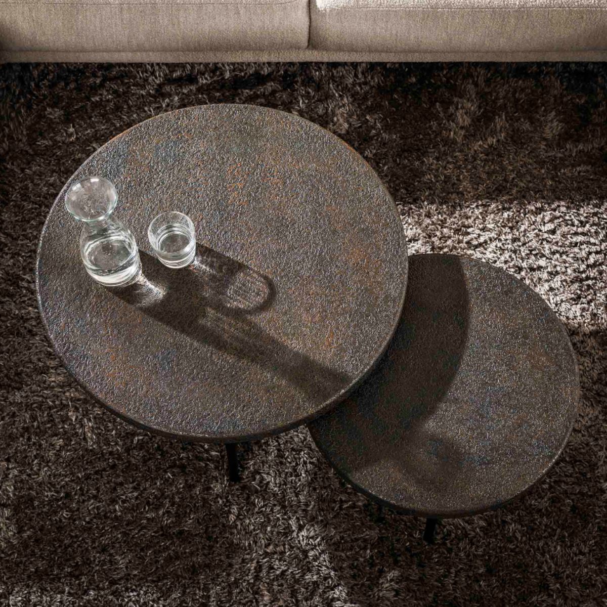 2-teiliges Couchtisch-Set rund Ø74/Ø55 cm mit flüssigem Metall-Finish in Bronzeoptik – moderne Beistelltische mit Metallgestell 2