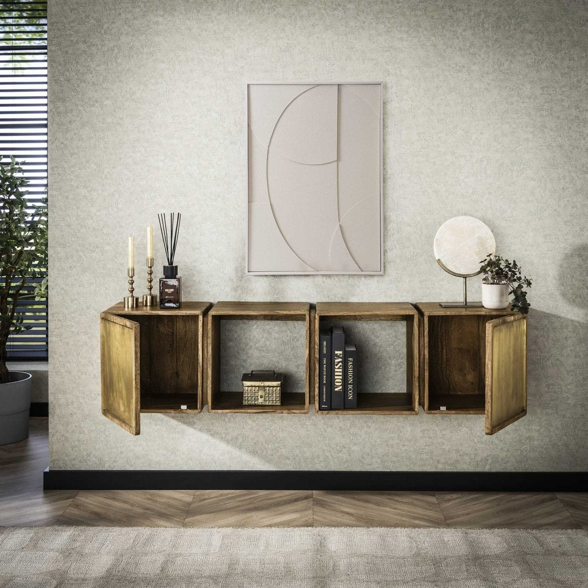 Wandsideboard aus Mangoholz mit Messingfront