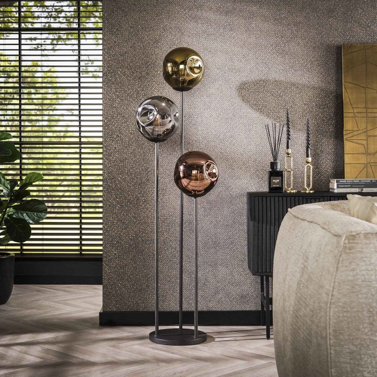3-flammige Stehleuchte aus Metall mit abnehmbaren Glasschirmen in Gold, Kupfer und Chrom – Modernes Design für stilvolle Akzente 1