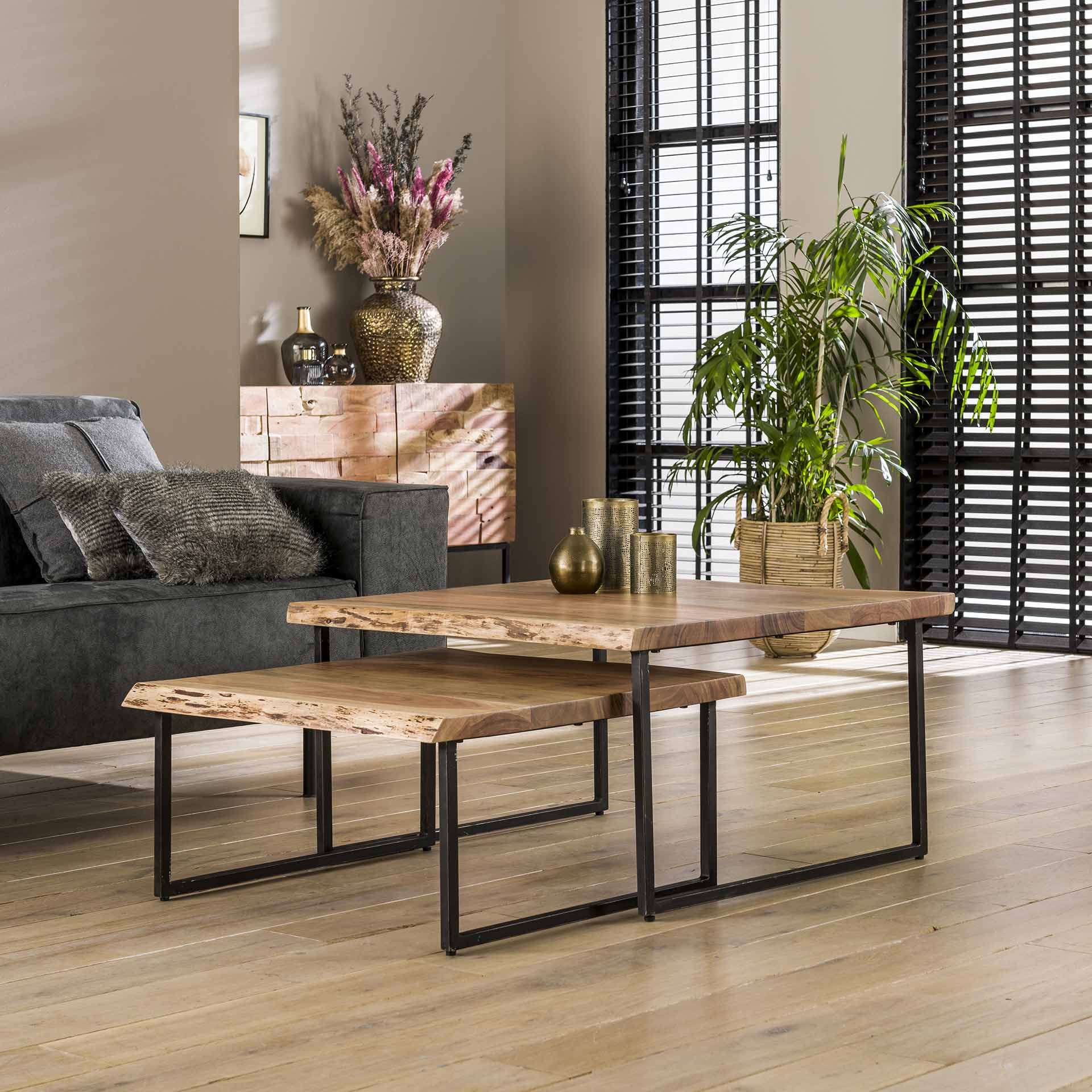 Couchtisch-Set 2-teilig aus Akazienholz mit schwarzem Metallrahmen – 80 x 80 x 45 cm, Live-Edge Oberfläche 0