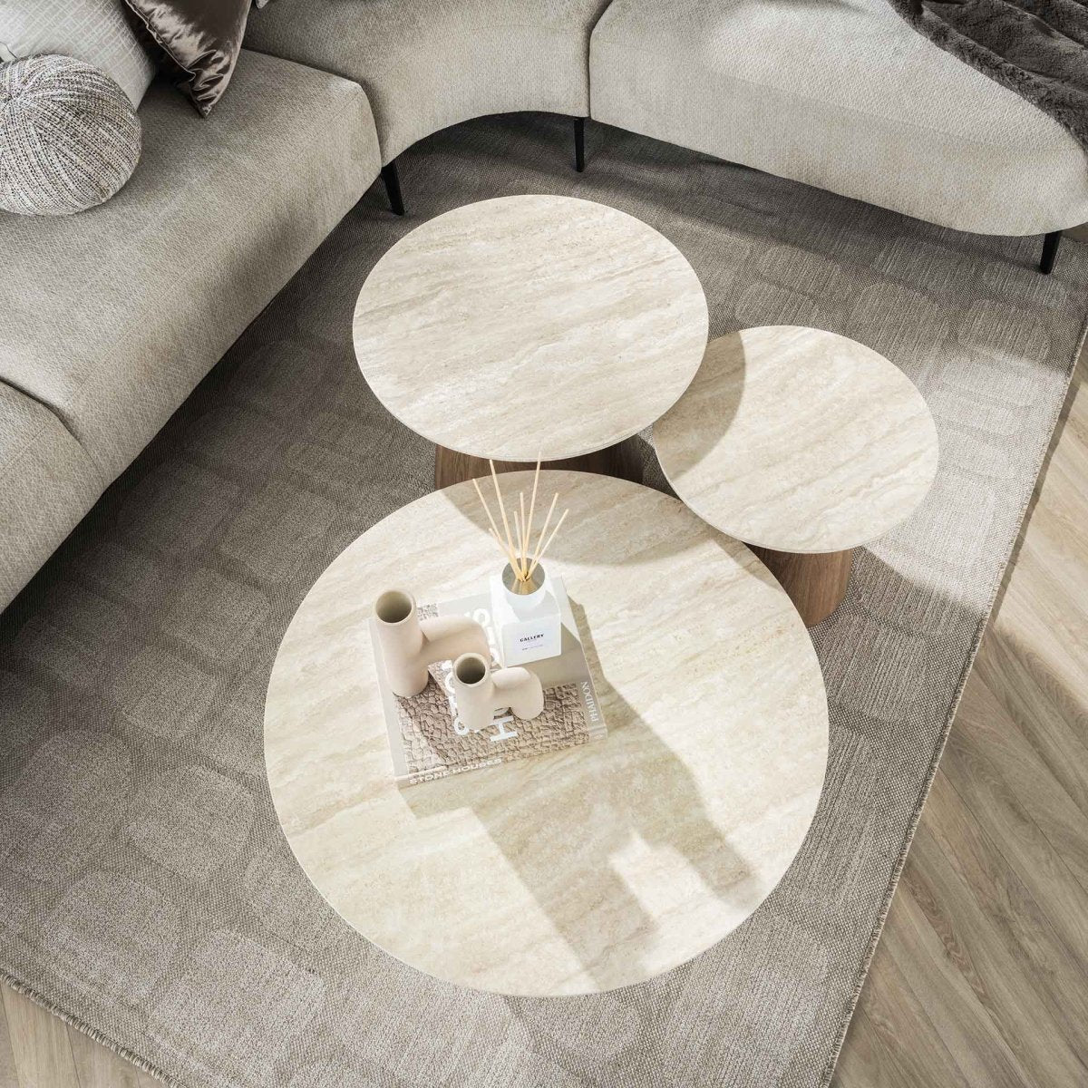 Runder Couchtisch-Set 3-teilig 80 x 80 cm aus Holz mit Keramikplatte in Travertin-Optik – Stabiler Wohnzimmertisch 1