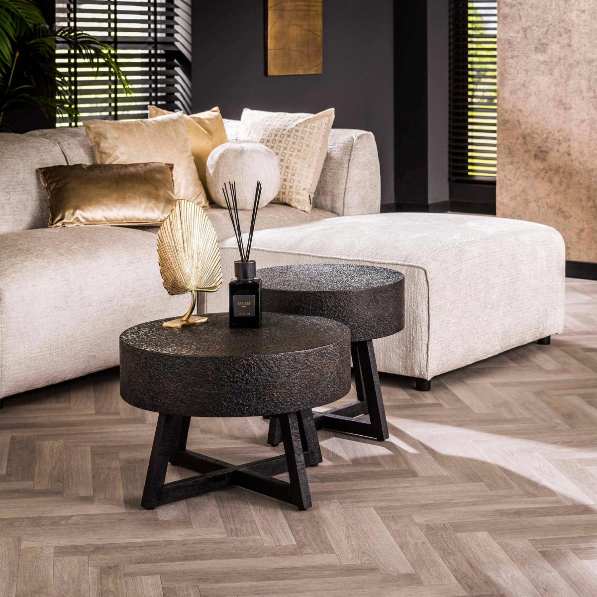 Runder Couchtisch Ø60 cm aus schwarzem Akazienholz – Massivholztisch für modernes Wohnzimmer 1