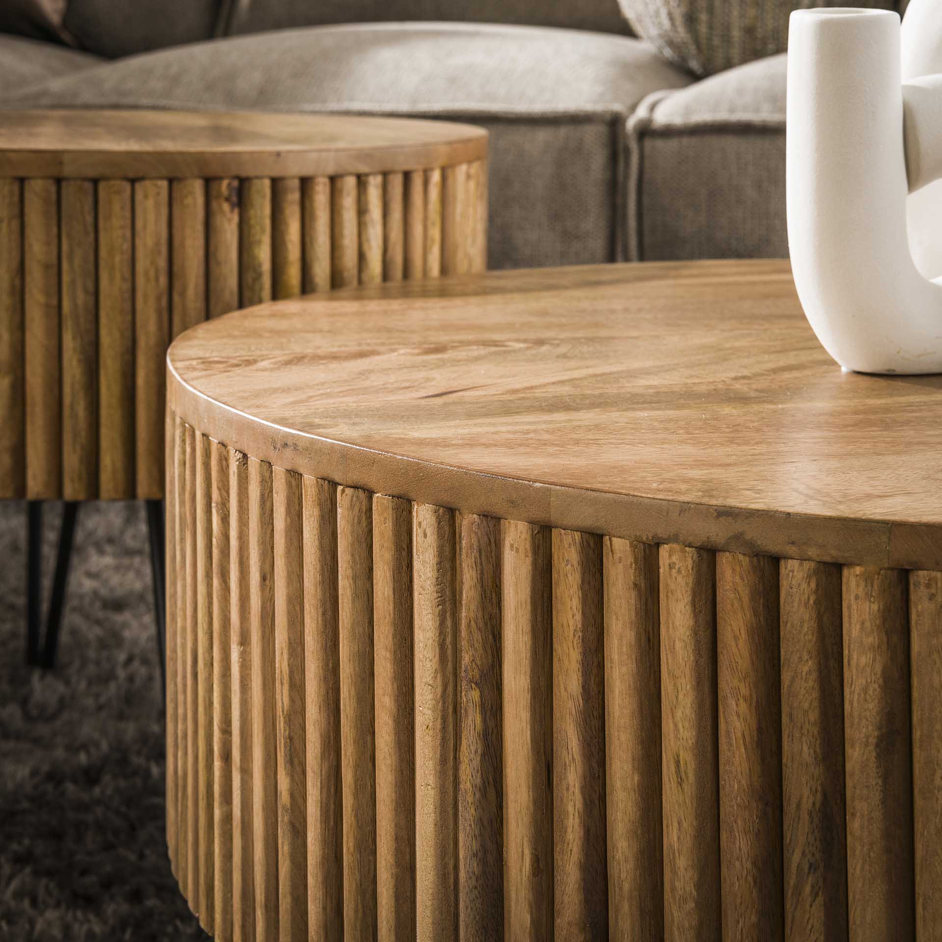 Rundes Couchtisch-Set aus Mangoholz – 2 Tische 50 cm & 80 cm Durchmesser in Wellenform für modernes Wohnen 1