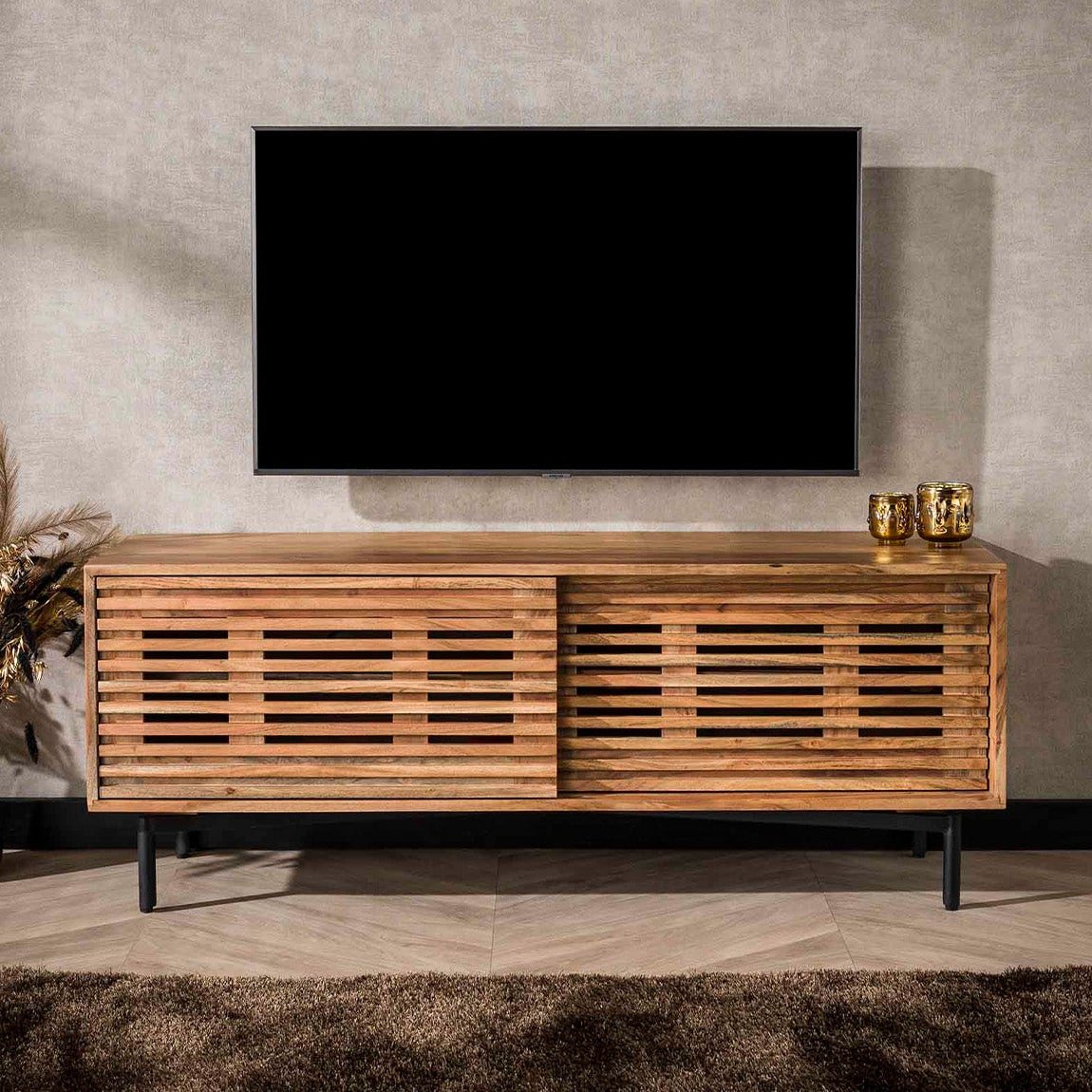 TV-Lowboard aus Massivholz Akazie 135 x 40 x 53 cm mit 2 Schiebetüren – Modernes TV Board mit Stauraum und Lamellenoptik 