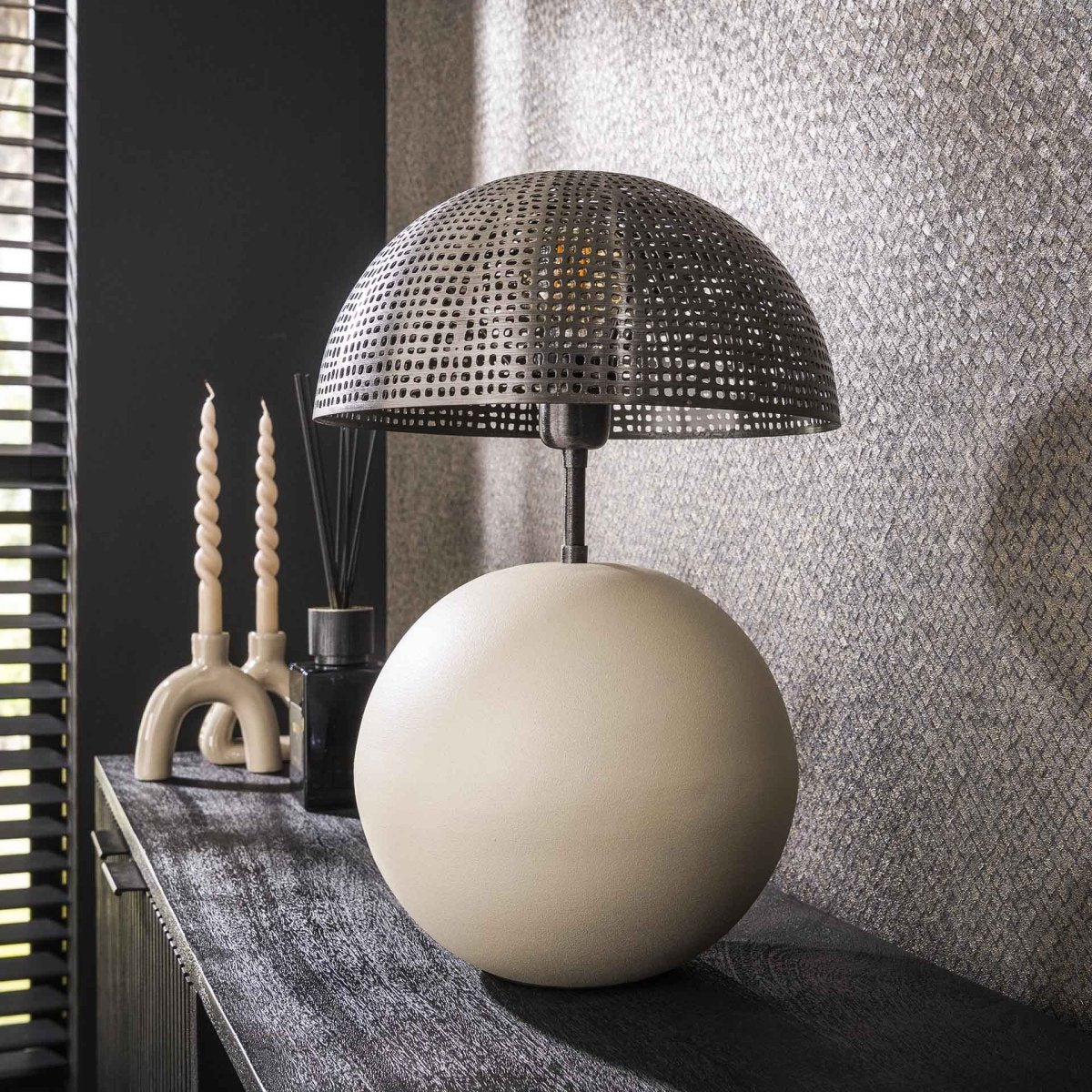 Tischleuchte Avelie Ø26 cm – Moderne Kugelleuchte aus natürlichen Materialien für stilvolle Innenräume, ideal als Nachttischlampe 1