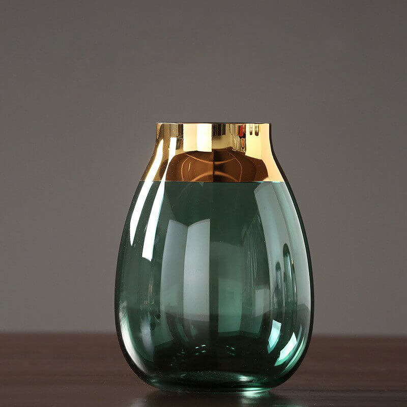 Glasvase mit Goldrand