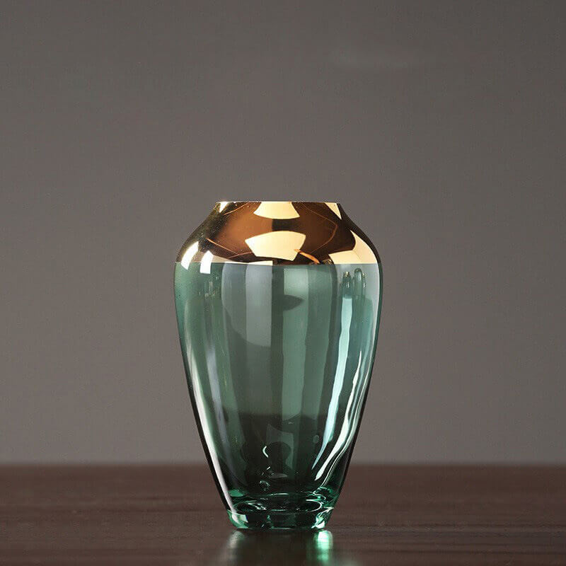 Glasvase mit Goldrand